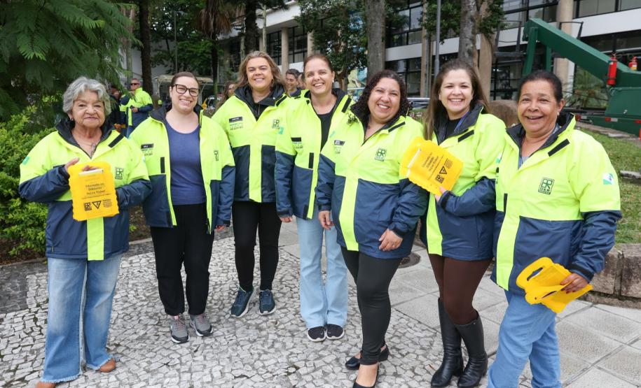 Bliz Educativo do Maio Amarelo em frente ao prédio do DER/PR