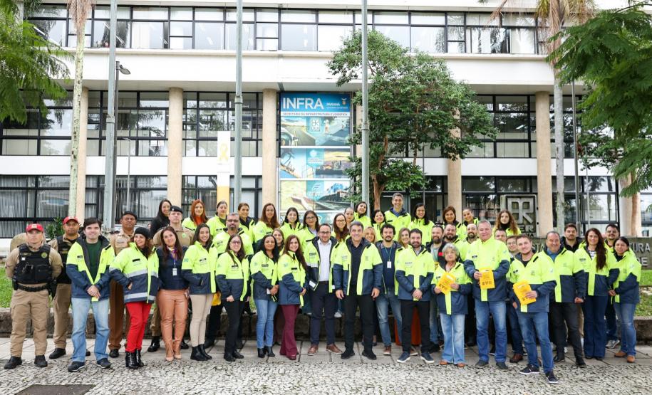 Bliz Educativo do Maio Amarelo em frente ao prédio do DER/PR