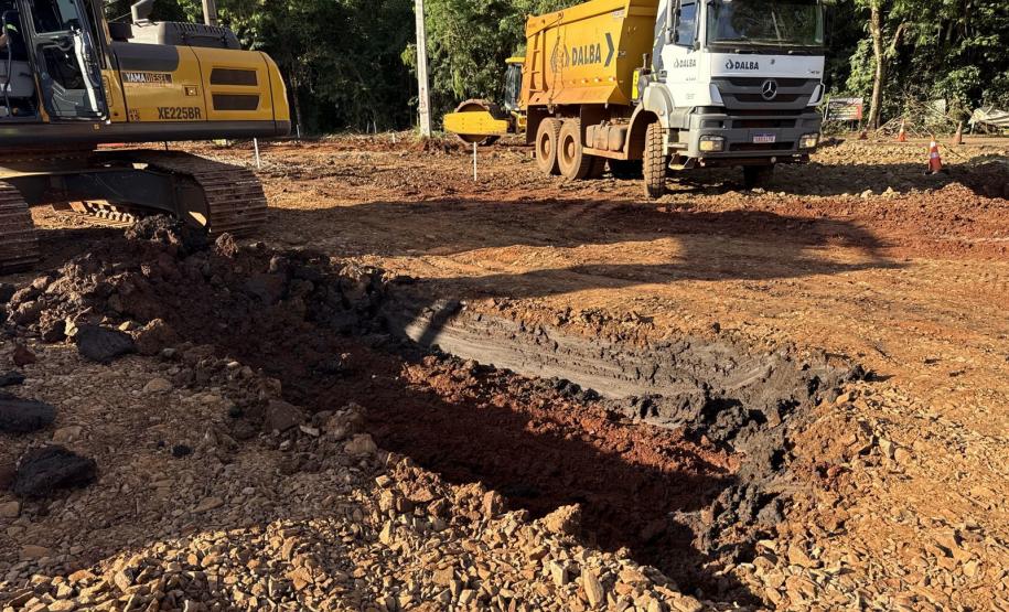 Serviços no entroncamento da Rua Indianópolis com a BR-469