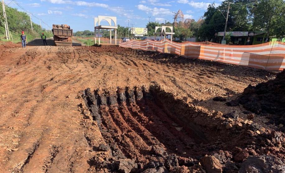 Serviços no entroncamento da Rua Indianópolis com a BR-469