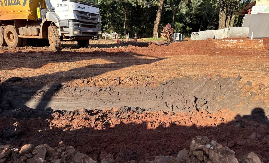 Serviços no entroncamento da Rua Indianópolis com a BR-469