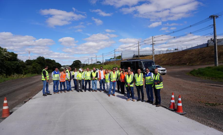 Comitiva DNIT e Goinfra em visita técnica à obra de restauração em concreto na PRC-280
