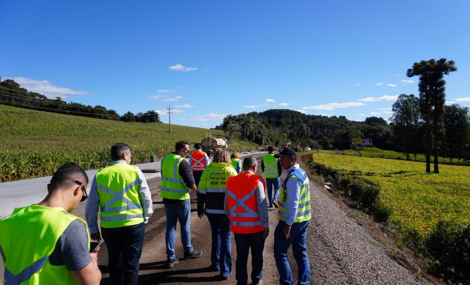 Comitiva DNIT e Goinfra em visita técnica à obra de restauração em concreto na PRC-280