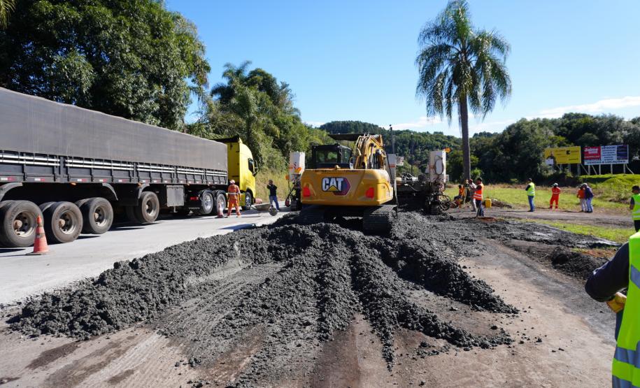 Comitiva DNIT e Goinfra em visita técnica à obra de restauração em concreto na PRC-280
