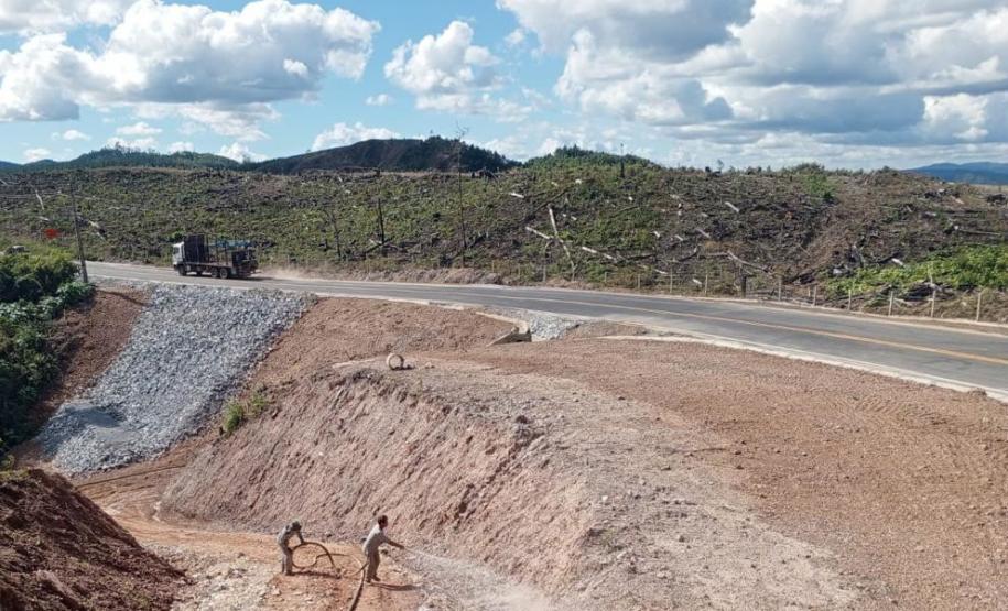 Obra emergencial no km 37 da PR-092 em Rio Branco do Sul