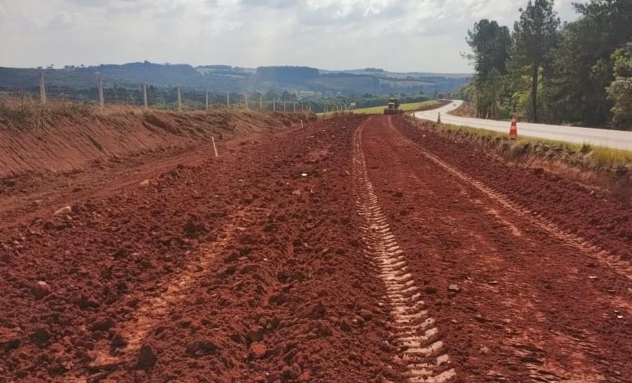 Terraplenagem na obra de restauração em concreto da PR-151 entre Ponta Grossa e Palmeira