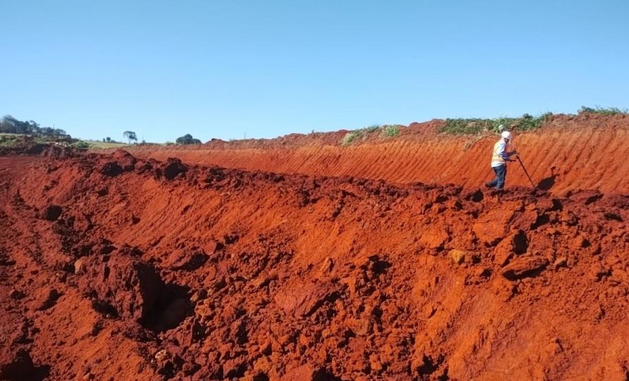 Terraplenagem na obra de restauração em concreto da PR-151 entre Ponta Grossa e Palmeira