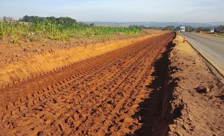 Terraplenagem na obra de restauração em concreto da PR-151 entre Ponta Grossa e Palmeira