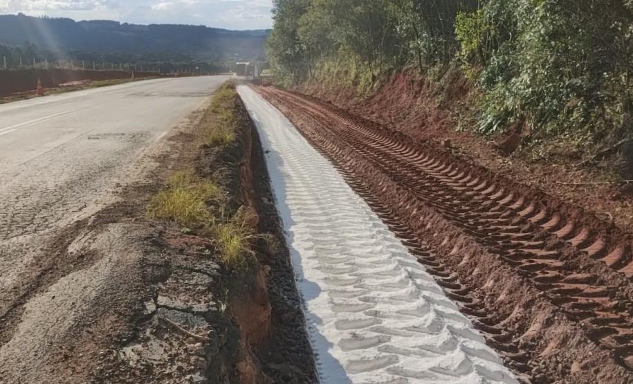 Terraplenagem na obra de restauração em concreto da PR-151 entre Ponta Grossa e Palmeira