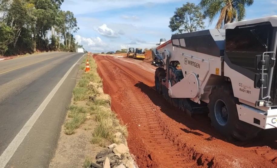 Terraplenagem na obra de restauração em concreto da PR-151 entre Ponta Grossa e Palmeira