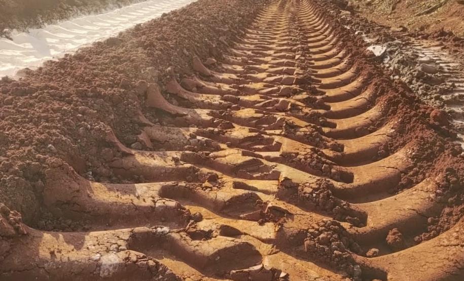 Terraplenagem na obra de restauração em concreto da PR-151 entre Ponta Grossa e Palmeira