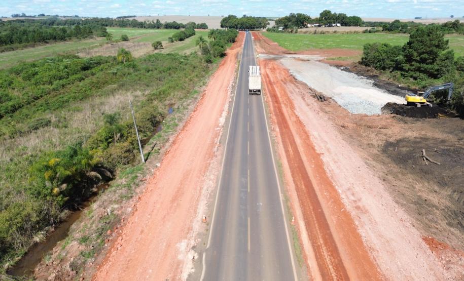 Terraplenagem na obra de restauração em concreto da PR-151 entre Ponta Grossa e Palmeira
