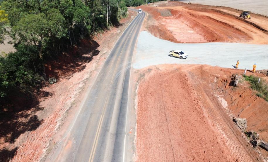 Terraplenagem na obra de restauração em concreto da PR-151 entre Ponta Grossa e Palmeira