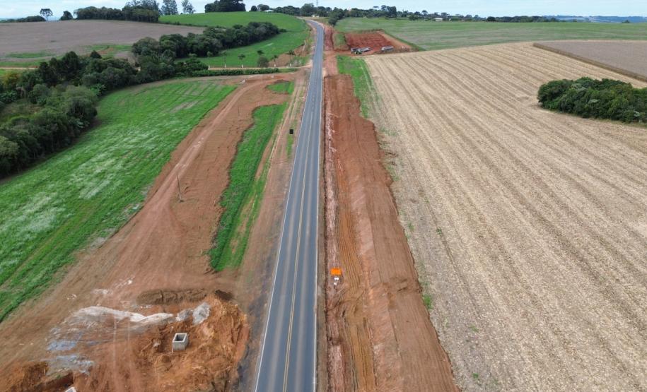 Terraplenagem na obra de restauração em concreto da PR-151 entre Ponta Grossa e Palmeira