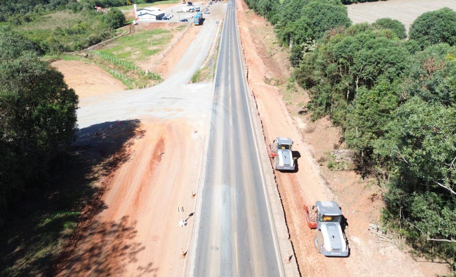 Terraplenagem na obra de restauração em concreto da PR-151 entre Ponta Grossa e Palmeira