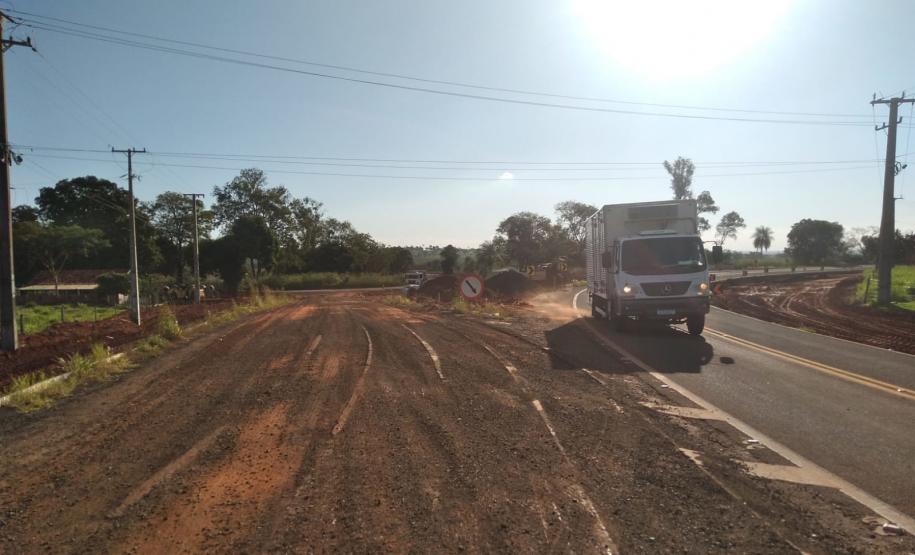 Serviços do novo trevo rodoviário entre Porto Rico e São Pedro do Paraná