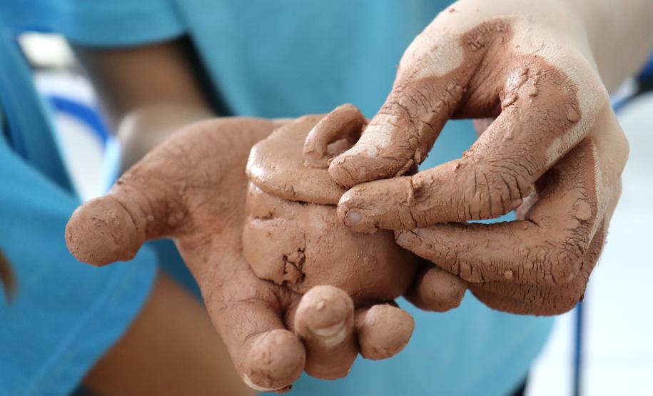 Durante a atividade, foi ensinada a técnica de modelagem livre e de roletes, utilizada pelos grupos pré-históricos na produção de vasilhames cerâmicas