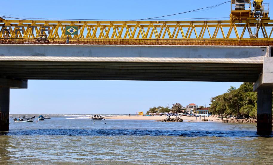 Ponte de Guaratuba chega a 70%