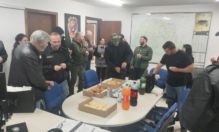 Escritório Regional Centro Oeste, em Guarapuava, homenageou o servidor Vanderley Mendes de Oliveira, que cumpre seu último dia de expediente nesta sexta-feira (08).