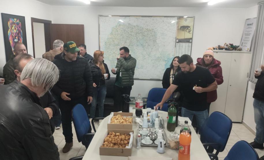 Escritório Regional Centro Oeste, em Guarapuava, homenageou o servidor Vanderley Mendes de Oliveira, que cumpre seu último dia de expediente nesta sexta-feira (08).