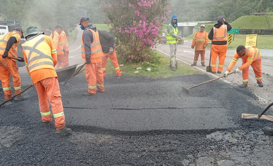 Serviços de conservação na Estrada da Graciosa