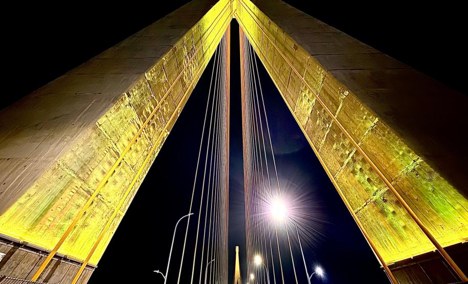 Ponte da Integração Brasil - Paraguai iluminada no Setembro Amarelo