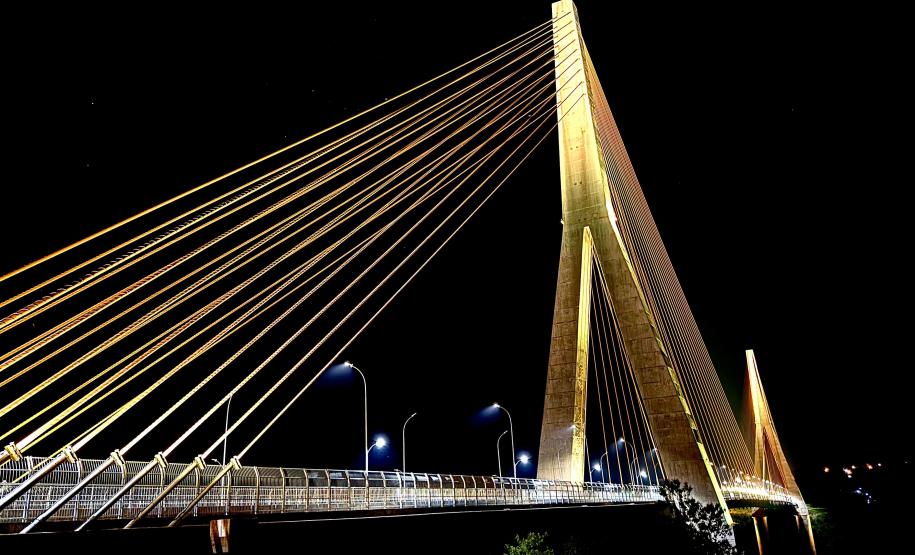 Ponte da Integração Brasil - Paraguai iluminada no Setembro Amarelo