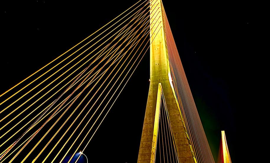 Ponte da Integração Brasil - Paraguai iluminada no Setembro Amarelo