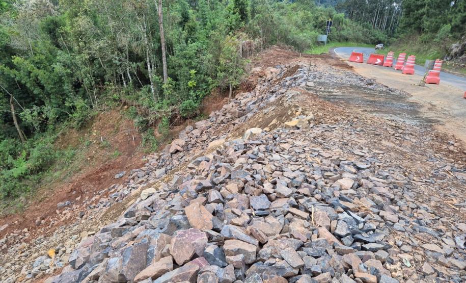 PR-170 em Bituruna serviços de retaludamento