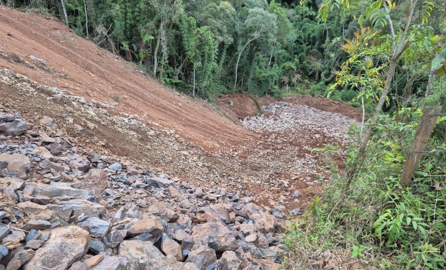 PR-170 em Bituruna serviços de retaludamento