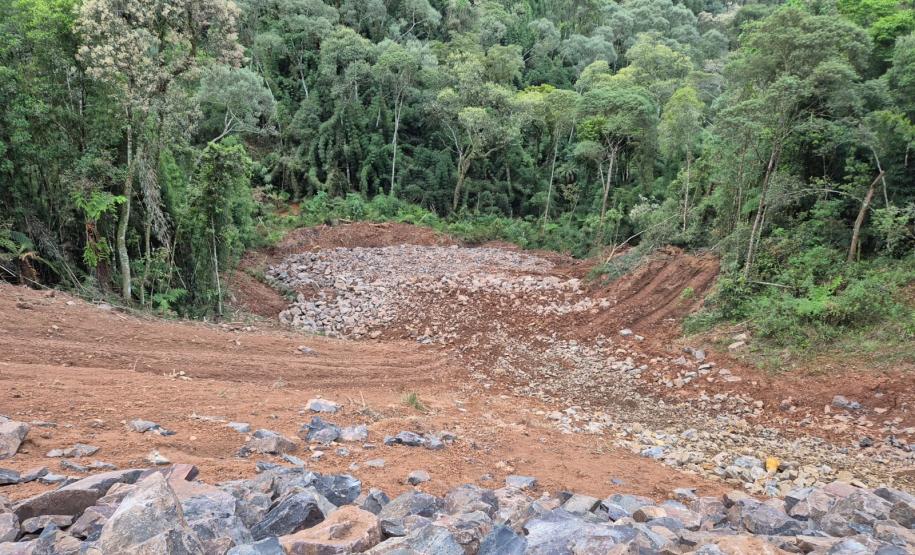 PR-170 em Bituruna serviços de retaludamento