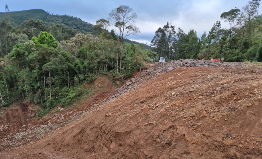 PR-170 em Bituruna serviços de retaludamento