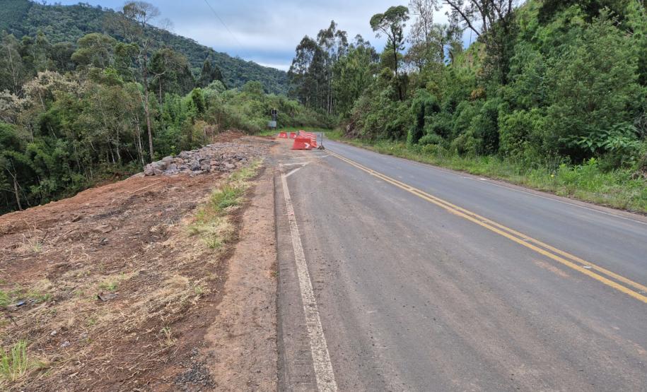 PR-170 em Bituruna serviços de retaludamento