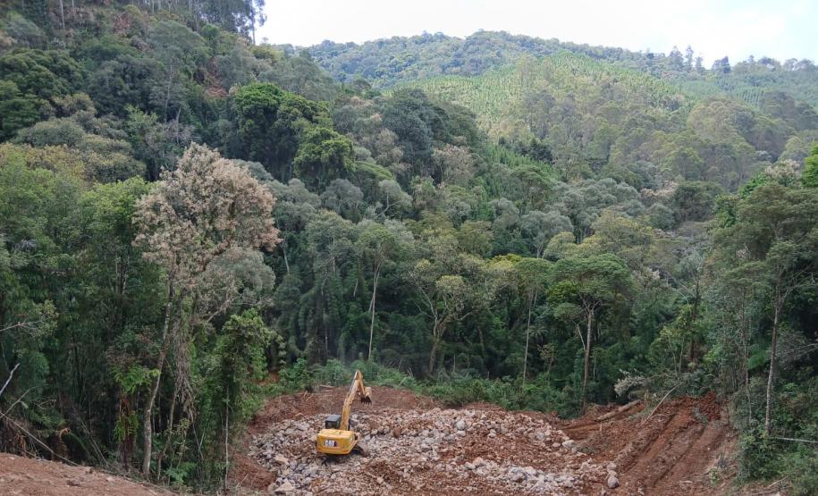 PR-170 em Bituruna serviços de retaludamento