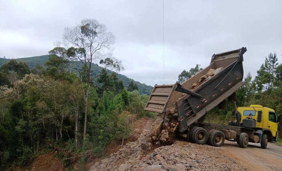 PR-170 em Bituruna serviços de retaludamento
