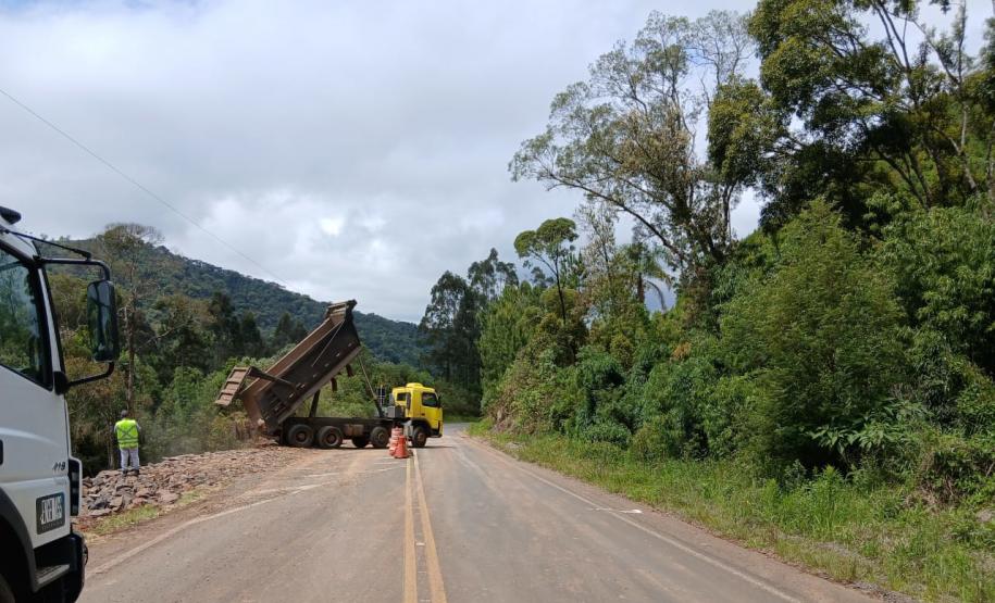 PR-170 em Bituruna serviços de retaludamento