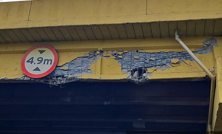 PR-444 Viaduto no km 0+190, danificado por acidente com caminhão