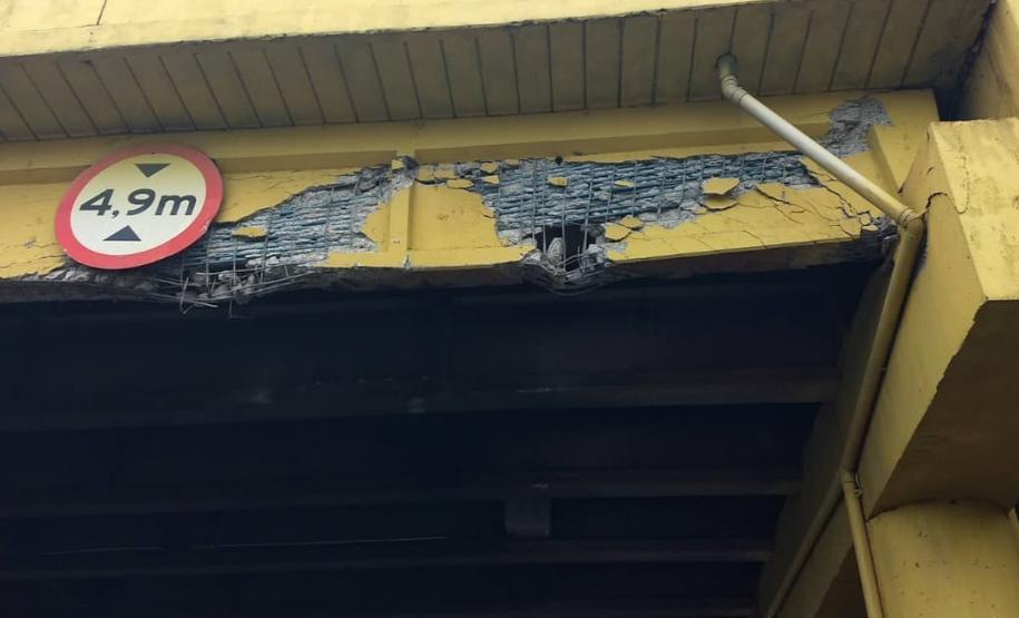 PR-444 Viaduto no km 0+190, danificado por acidente com caminhão