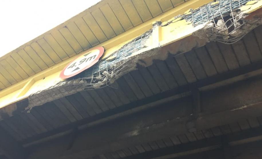 PR-444 Viaduto no km 0+190, danificado por acidente com caminhão