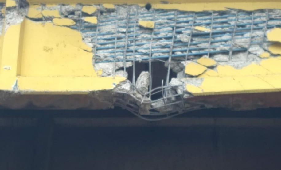 PR-444 Viaduto no km 0+190, danificado por acidente com caminhão