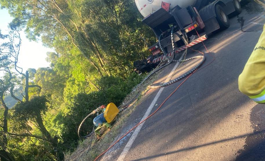 PR-182 em Salgado Filho retirada de caminhão