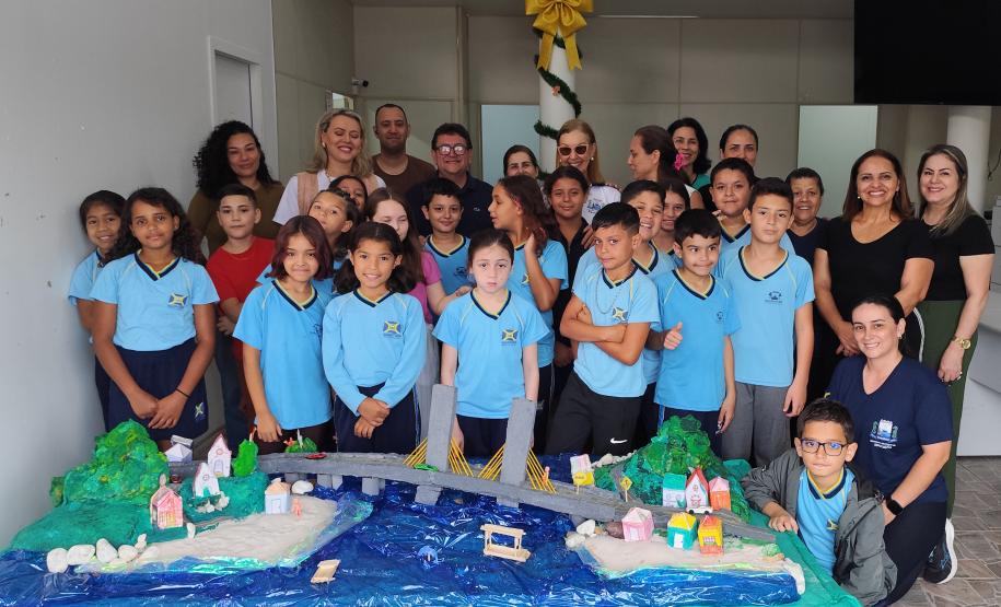 Alunos de escolha municipal montam maquete da ponte de Guaratuba