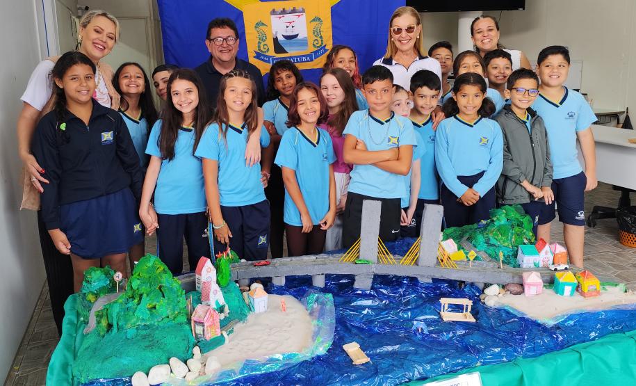 Alunos de escolha municipal montam maquete da ponte de Guaratuba
