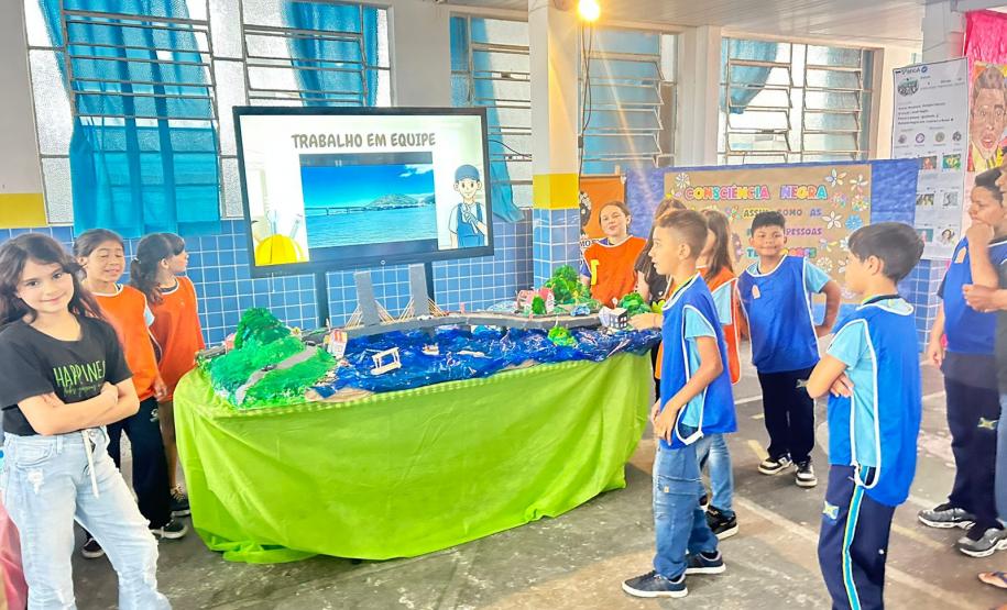 Alunos de escolha municipal montam maquete da ponte de Guaratuba