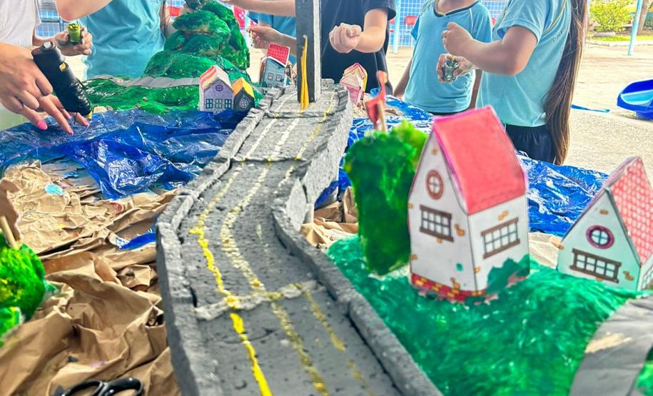 Alunos de escolha municipal montam maquete da ponte de Guaratuba
