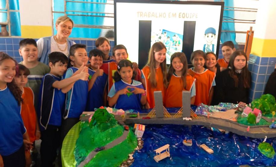 Alunos de escolha municipal montam maquete da ponte de Guaratuba