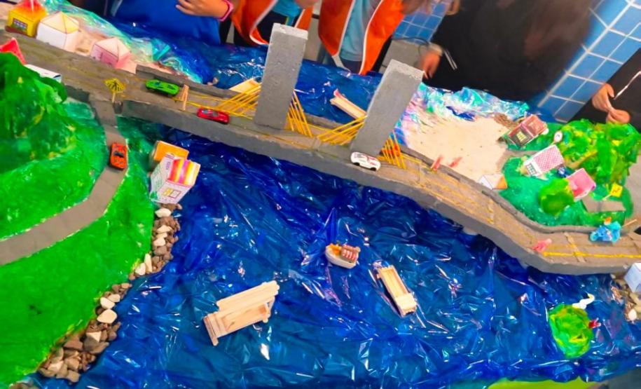Alunos de escolha municipal montam maquete da ponte de Guaratuba