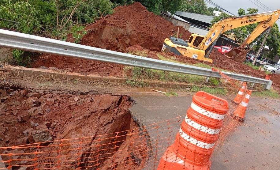 Recuperação de erosão na PR-323 em Umuarama