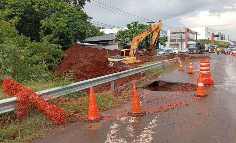 Recuperação de erosão na PR-323 em Umuarama