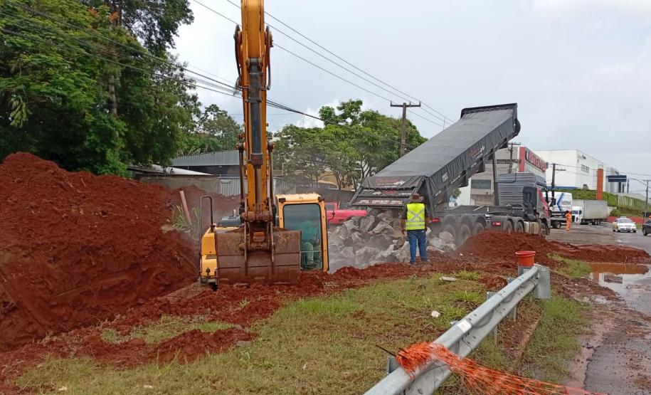 Recuperação de erosão na PR-323 em Umuarama